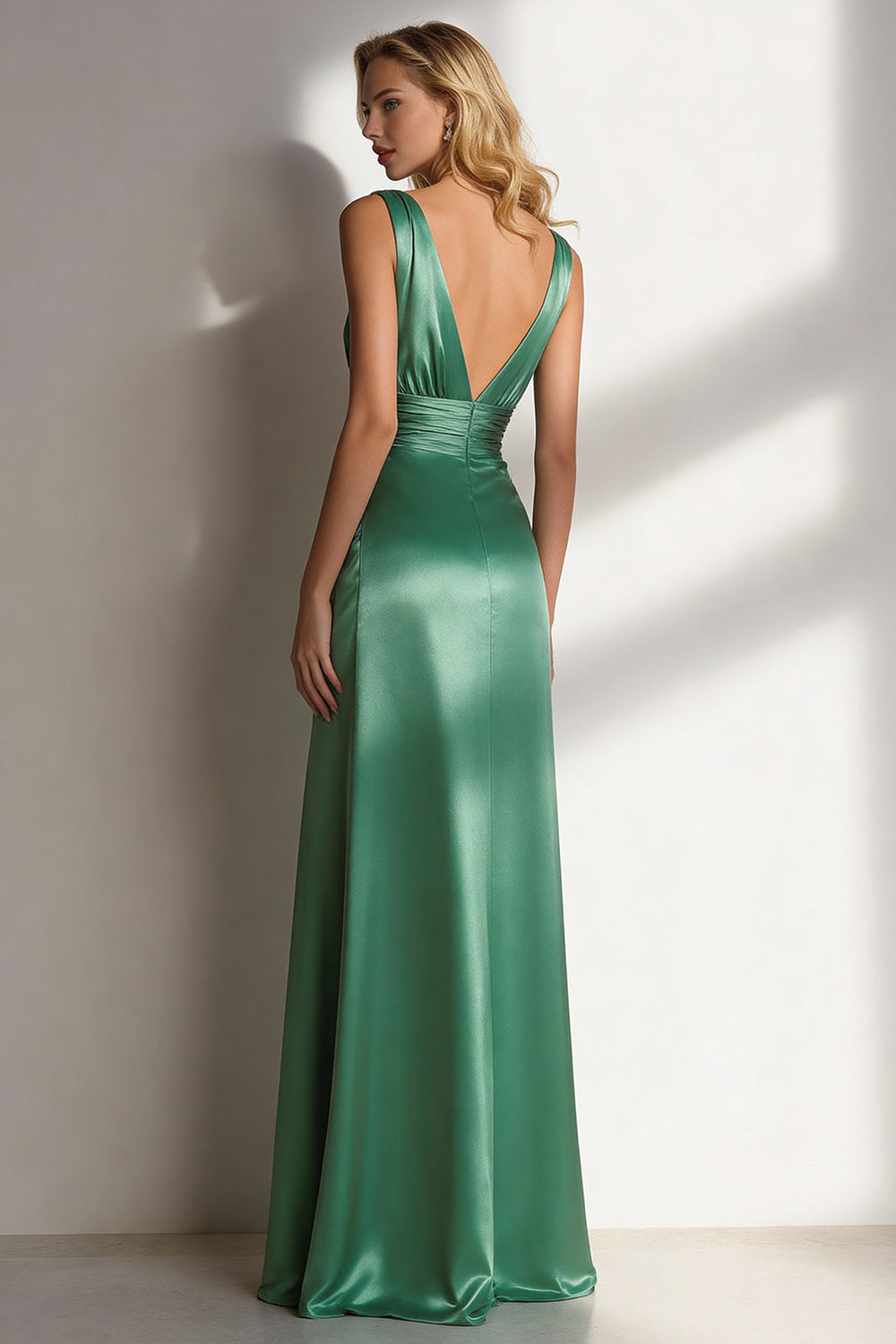 Elegant Emerald Green Ruched Sheath Long Satin Formal Dress with Slit
