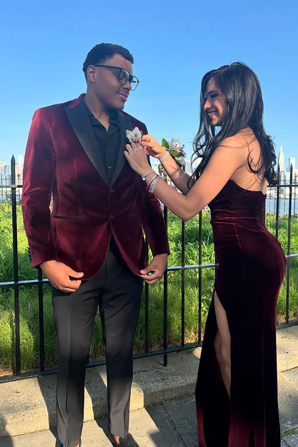 Burgundy Velvet 2 Piece Peak Lapel Prom Homecoming Men's Suits
