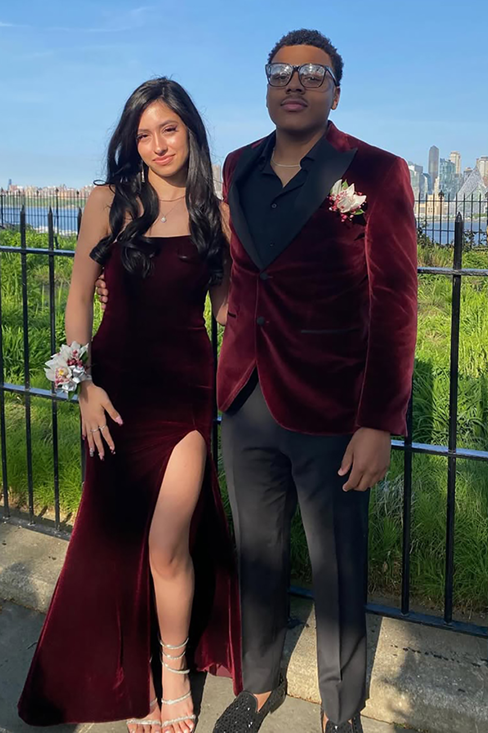 Burgundy Velvet 2 Piece Peak Lapel Prom Homecoming Men's Suits