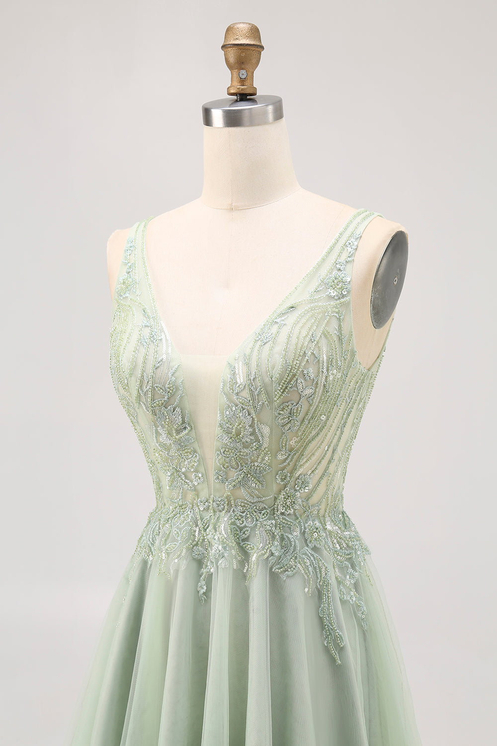 Sparkly Green Tulle V-Neck Beaded Short Homecoming Dress with Appliques