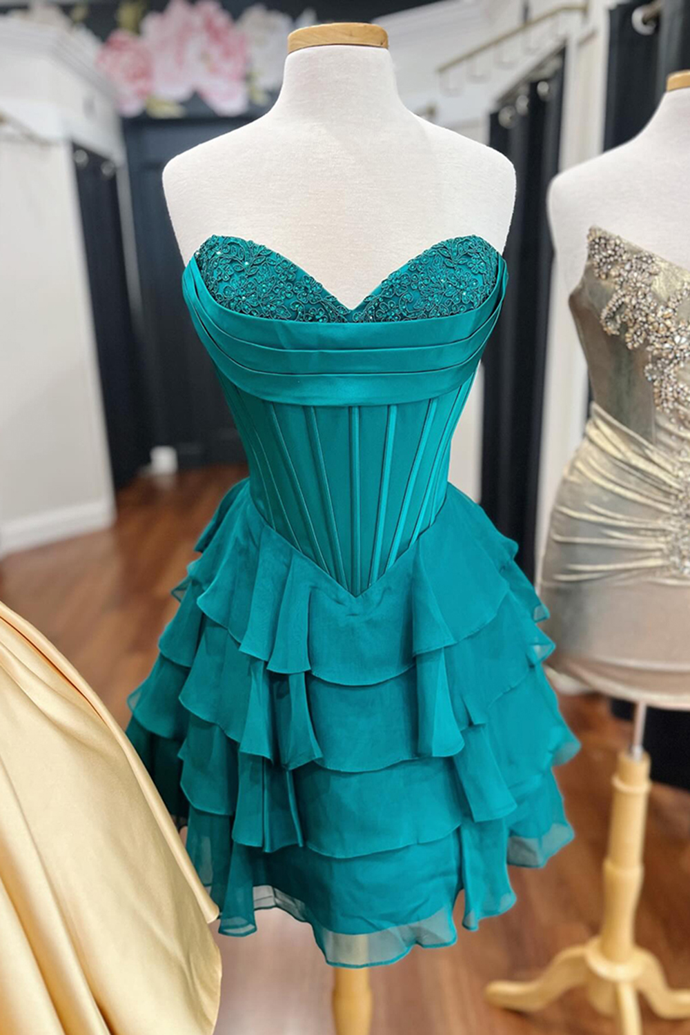 Black Sweetheart Ruffled A-Line Short Corset Homecoming Dress with Appliques