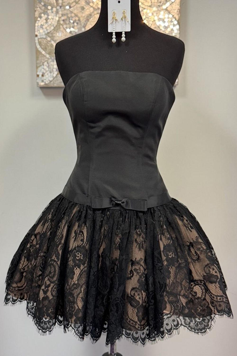 Elegant Black Strapless Lace A-Line Short Homecoming Dress
