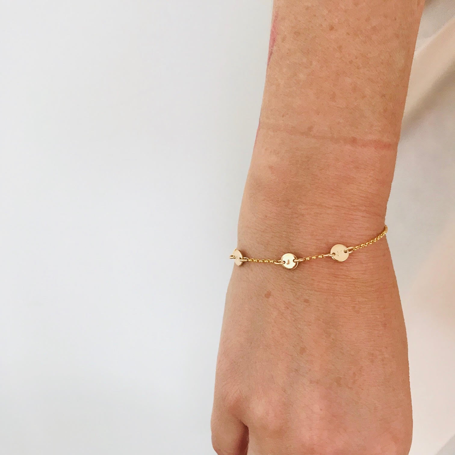 Kira • Tiny Pendant Bracelet 