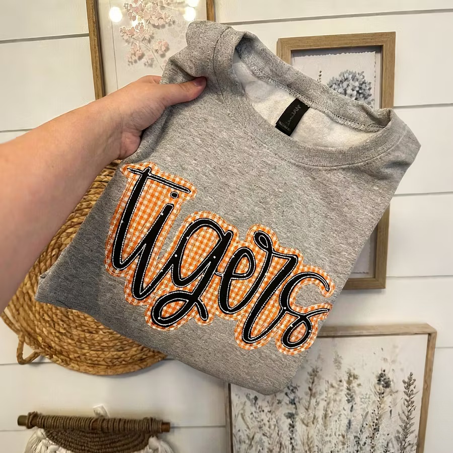 Women’s Dawgs Red Gingham Patchwork Crewneck Sweatshirt, Vintage Collegiate Loose Grey Top