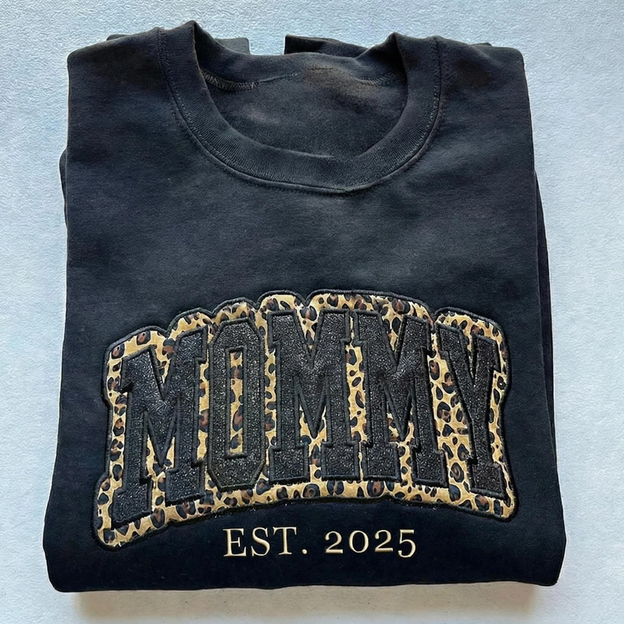 Retro MAMA Leopard Crewneck, Comfortable Mom Life Sweatshirt for Daily Wear