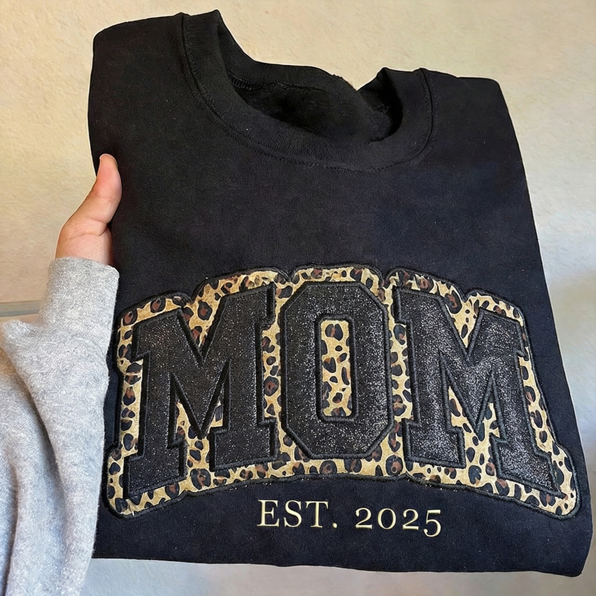 Retro MAMA Leopard Crewneck, Comfortable Mom Life Sweatshirt for Daily Wear