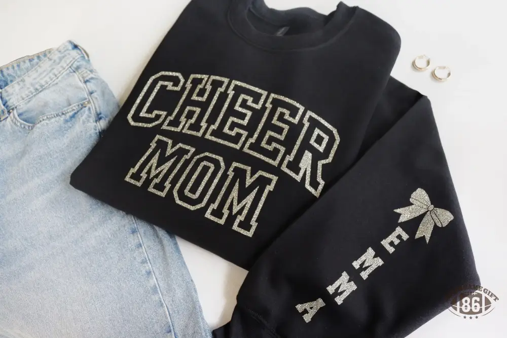 🎀 Custom Cheer Mom Glitter Outline Crewneck Sweatshirt, Personalized Name & Bow Print Sleeve Oversized Cheer Game Day Pullover for Cheerleading Moms