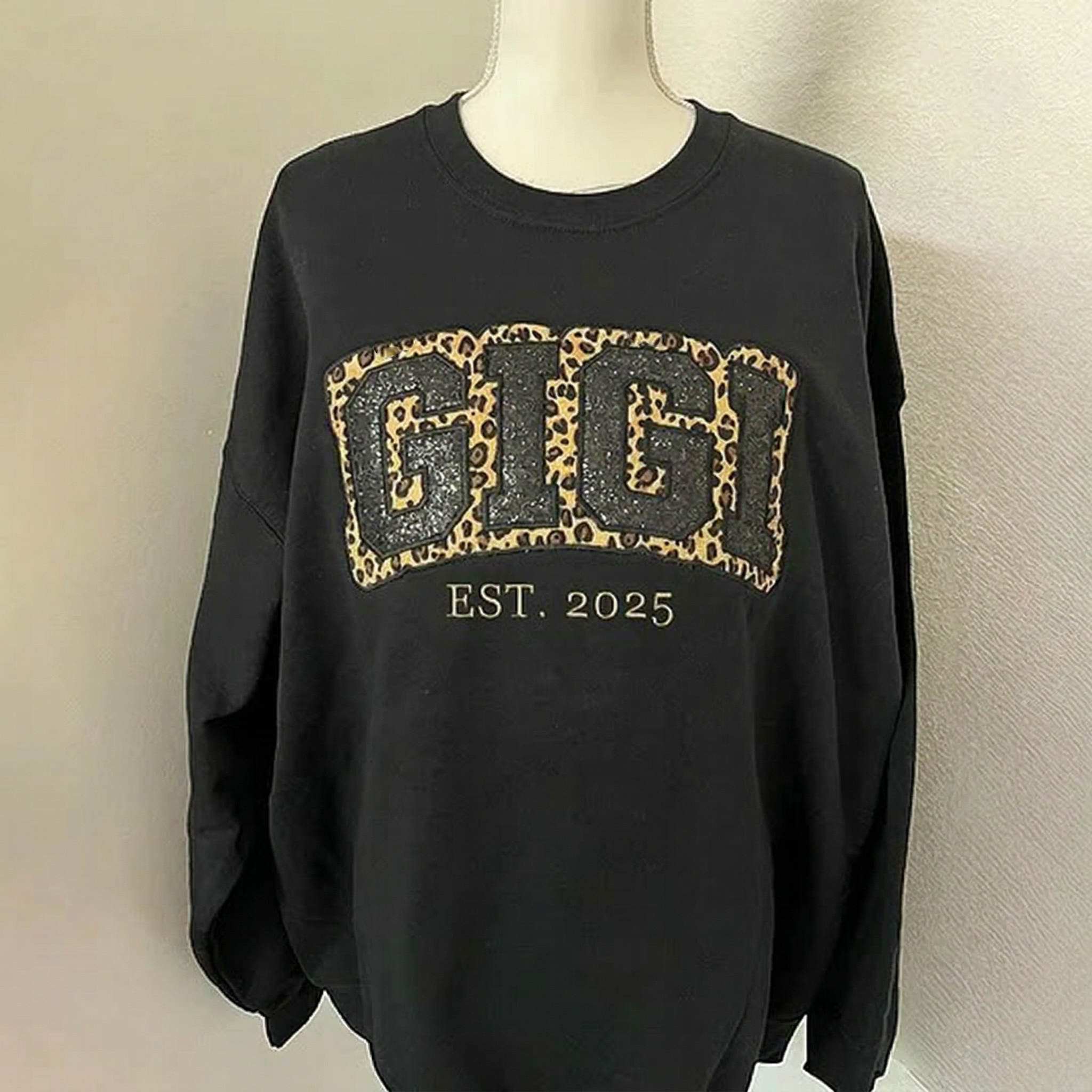 Retro MAMA Leopard Crewneck, Comfortable Mom Life Sweatshirt for Daily Wear