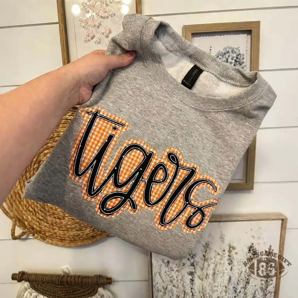 Women’s Dawgs Red Gingham Patchwork Crewneck Sweatshirt, Vintage Collegiate Loose Grey Top