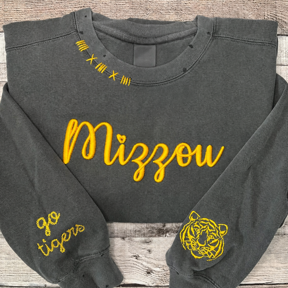VINTAGE 3D Embroidery Unisex Custom Crew Custom Embroidered Hand Distressed Crew Neck Sweatshirt Graduation Gift College School Listing