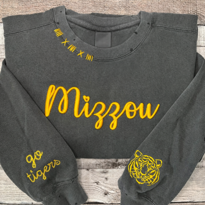 VINTAGE 3D Embroidery Unisex Custom Crew Custom Embroidered Hand Distressed Crew Neck Sweatshirt Graduation Gift College School Listing