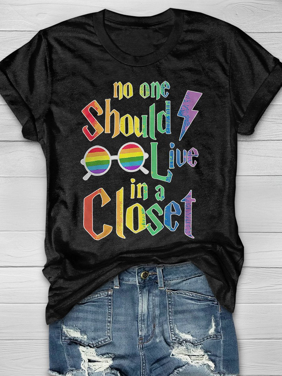 No One Should Live In A Closet Print Short Sleeve T-shirt
