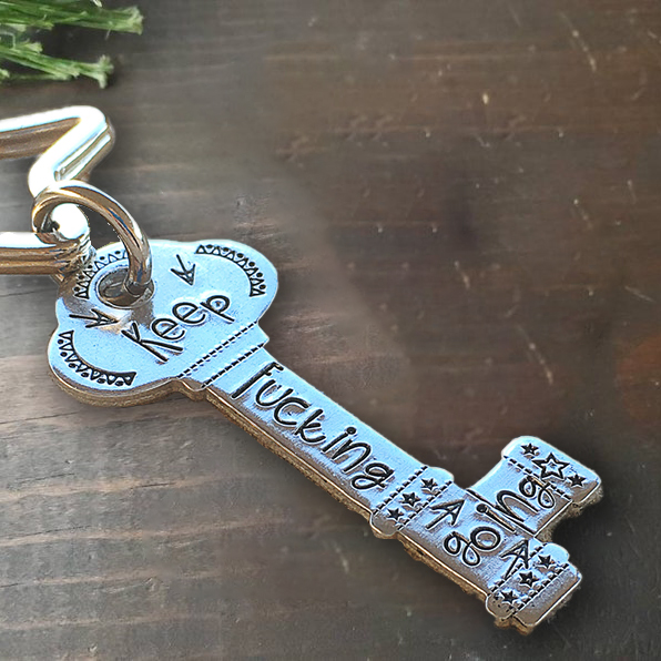 🔑Interesting Typography Satirizes And Encourages Keychains🎁