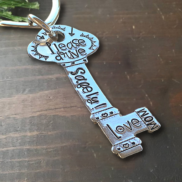 🔑Interesting Typography Satirizes And Encourages Keychains🎁