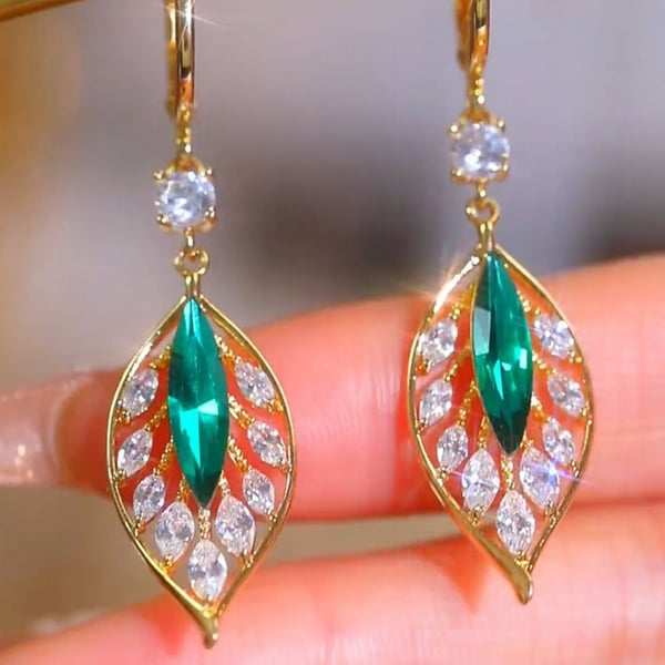 🔥✨Exquisite Green Gemstone Leaf Earrings！