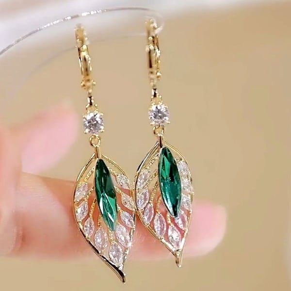🔥✨Exquisite Green Gemstone Leaf Earrings！