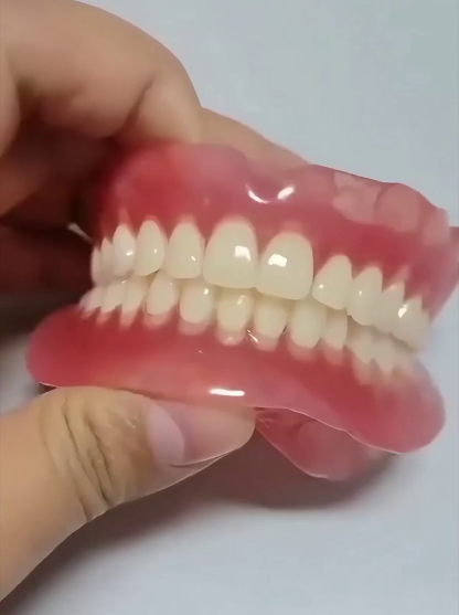 Odzyskaj Pełną Swobodę Uśmiechu! 🦷 Masz dość luźnych protez i chemicznego smaku kleju? Odkryj innowacyjną silikonową wkładkę, która trwale i bezpiecznie stabilizuje Twoją protezę.