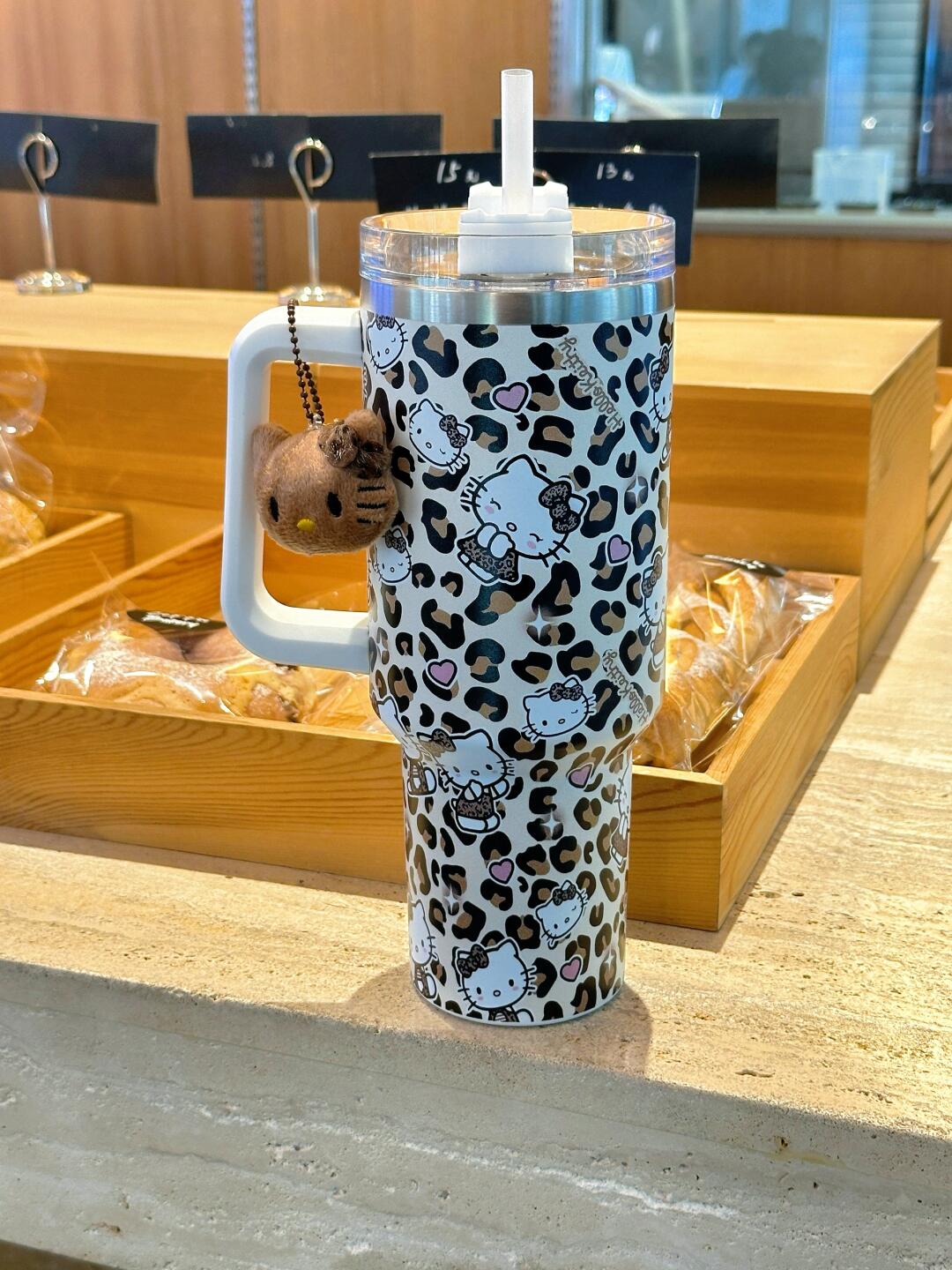 HK 1200ml Stainless Steel Iced Coffee Tumbler – Vacuum Insulated Mug with Handle + Bonus Kitty Charm 03250715