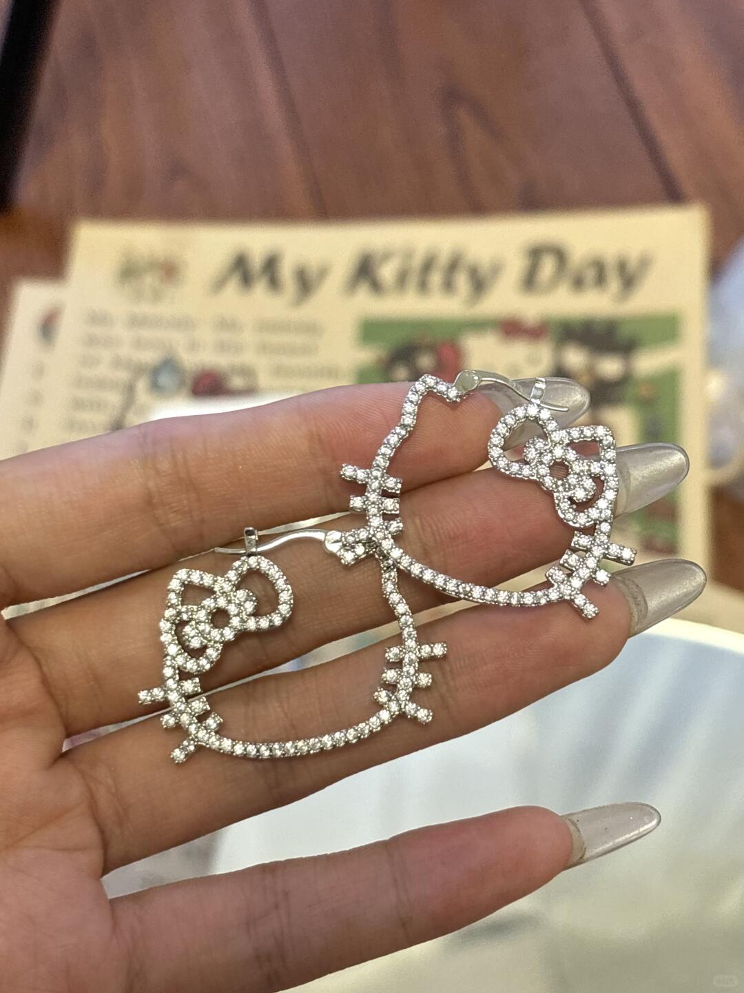 HK Zircon Hoop Earrings – Shiny Metal Kitty-Inspired Hoops with Sparkling CZ Stones 01250711