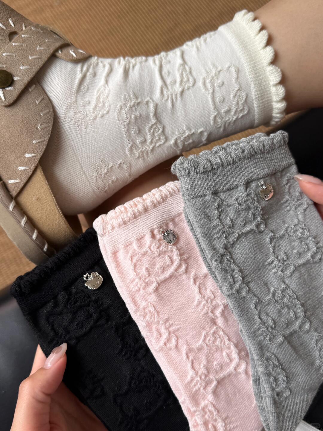 Embossed HK Lace Socks for Women – Cute Ruffled Slouch Socks with Kitty Charm Pendant, Soft Cotton Mid-Calf Socks for Spring & Autumn 01250814