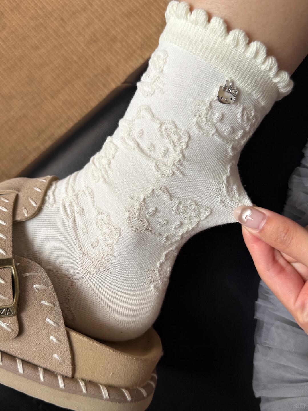 Embossed HK Lace Socks for Women – Cute Ruffled Slouch Socks with Kitty Charm Pendant, Soft Cotton Mid-Calf Socks for Spring & Autumn 01250814