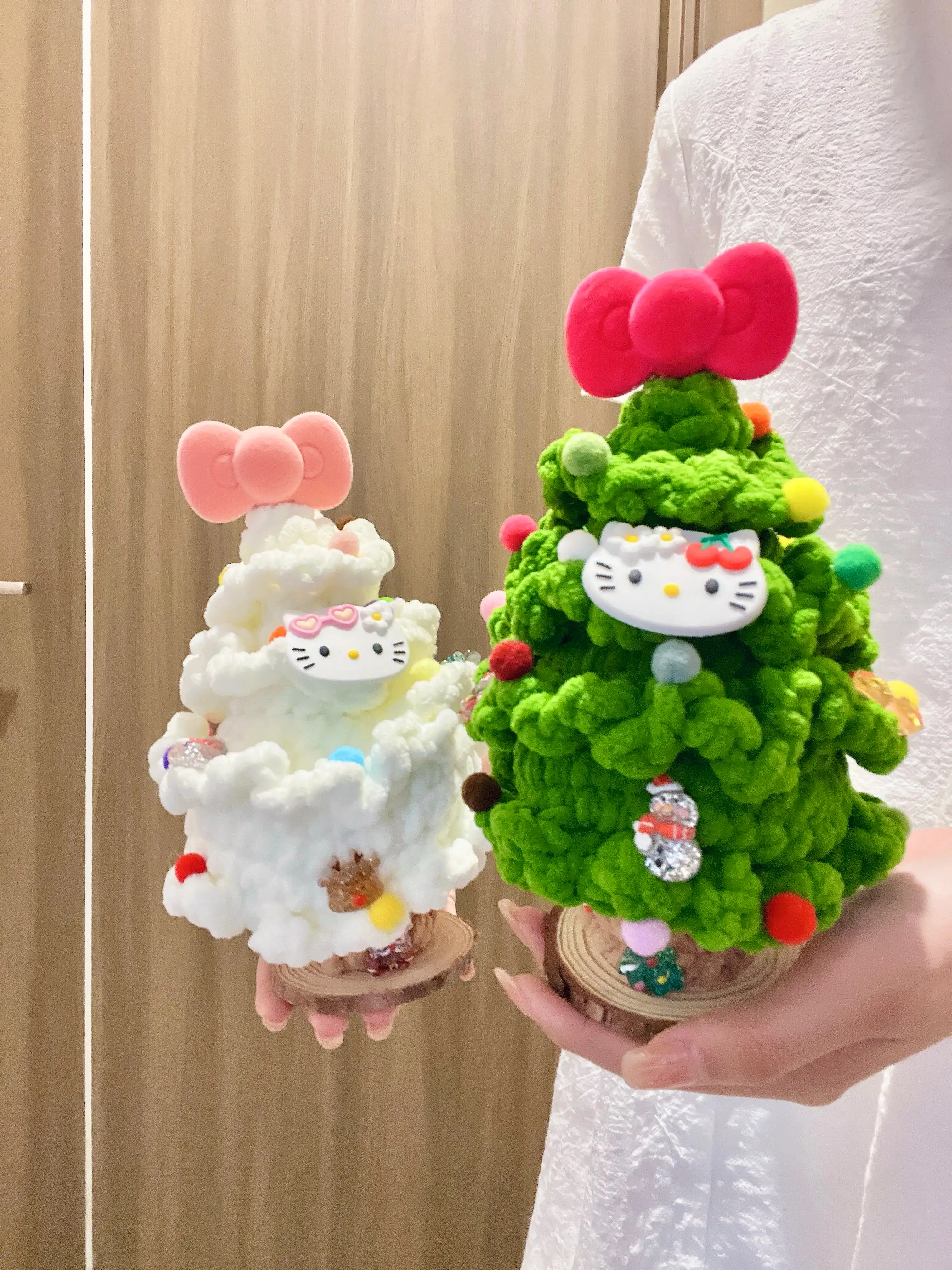 HK Cat Knitted Christmas Tree Ornament – Handmade Holiday Desktop Decoration Gift