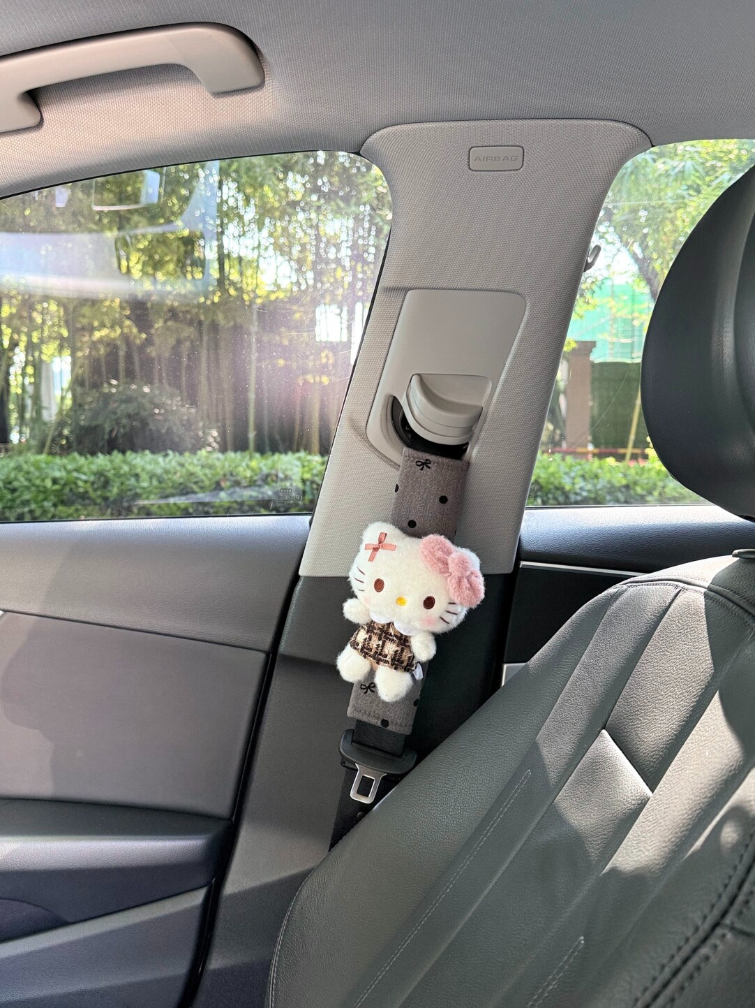 HK Plush Seat Belt Shoulder Pad, Cute Cartoon KT Plush Protector, Anti-Chafe Safety Strap Cover for Car 01251009