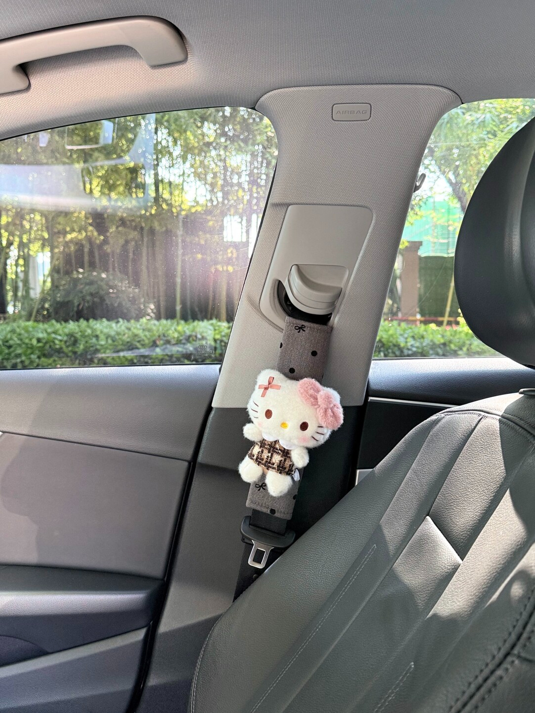 HK Plush Seat Belt Shoulder Pad, Cute Cartoon KT Plush Protector, Anti-Chafe Safety Strap Cover for Car 01251009