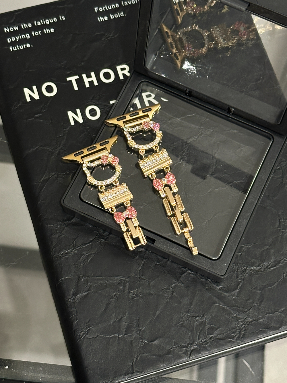 HK Crystal Accent Metal Band for Apple Watch - Bling Kitty Design, Compatible with Series 1-Ultra (38-49mm) 02250407