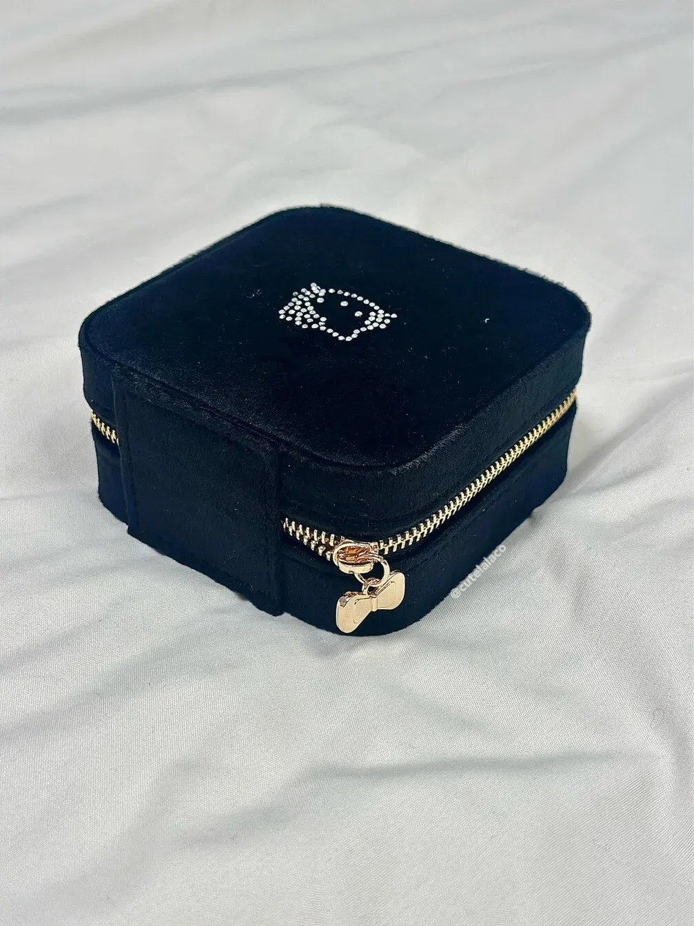 HK Premium Velvet Travel Jewelry Storage Box | Cute & Elegant Velvet Jewelry Case with Detachable Divider | Compact & Waterproof Travel Organizer 03250107