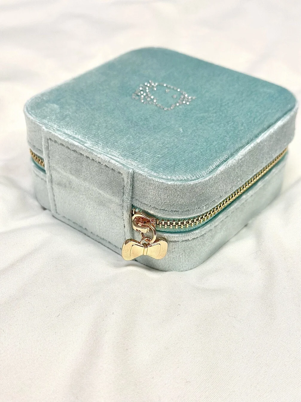 HK Premium Velvet Travel Jewelry Storage Box | Cute & Elegant Velvet Jewelry Case with Detachable Divider | Compact & Waterproof Travel Organizer 03250107