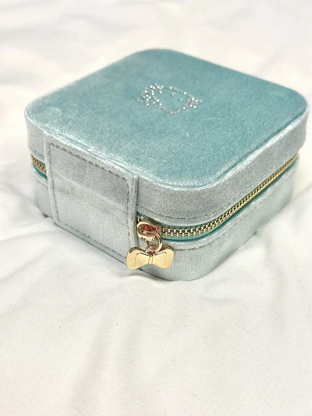 HK Premium Velvet Travel Jewelry Storage Box | Cute & Elegant Velvet Jewelry Case with Detachable Divider | Compact & Waterproof Travel Organizer 03250107