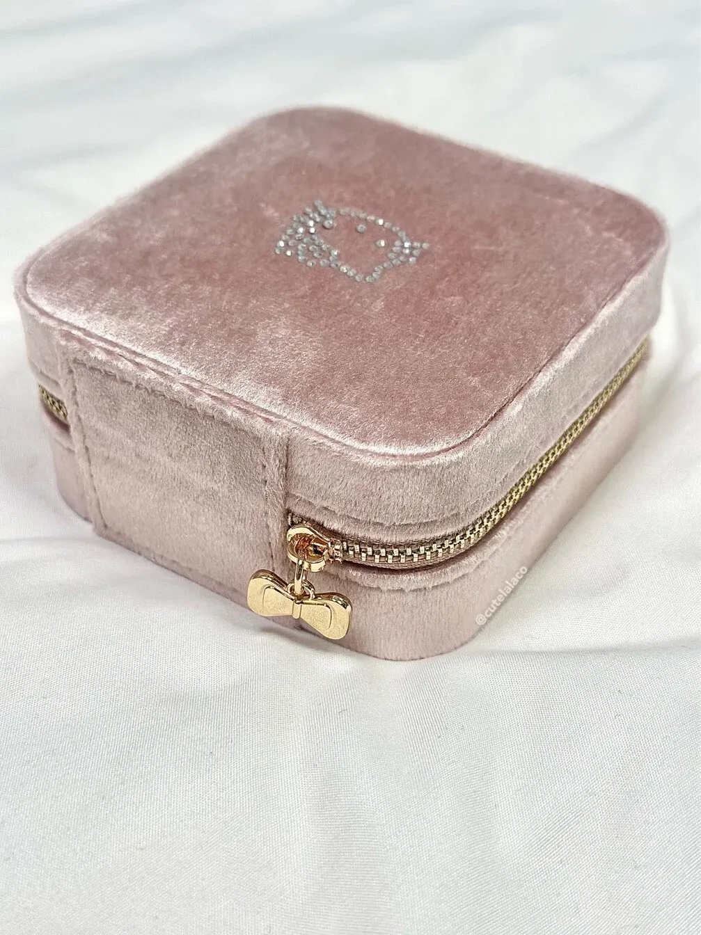 HK Premium Velvet Travel Jewelry Storage Box | Cute & Elegant Velvet Jewelry Case with Detachable Divider | Compact & Waterproof Travel Organizer 03250107