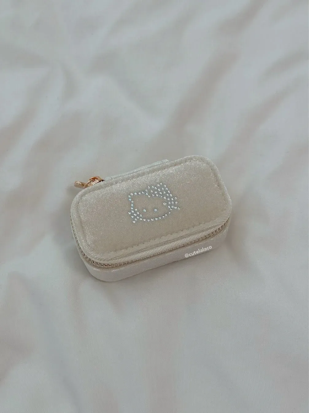 HK Premium Velvet Travel Jewelry Storage Box | Cute & Elegant Velvet Jewelry Case with Detachable Divider | Compact & Waterproof Travel Organizer 03250107