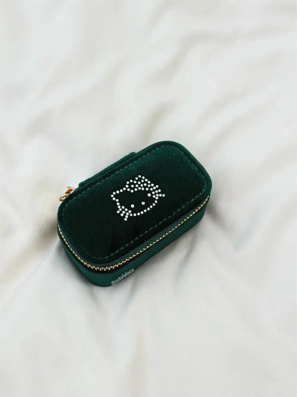 HK Premium Velvet Travel Jewelry Storage Box | Cute & Elegant Velvet Jewelry Case with Detachable Divider | Compact & Waterproof Travel Organizer 03250107