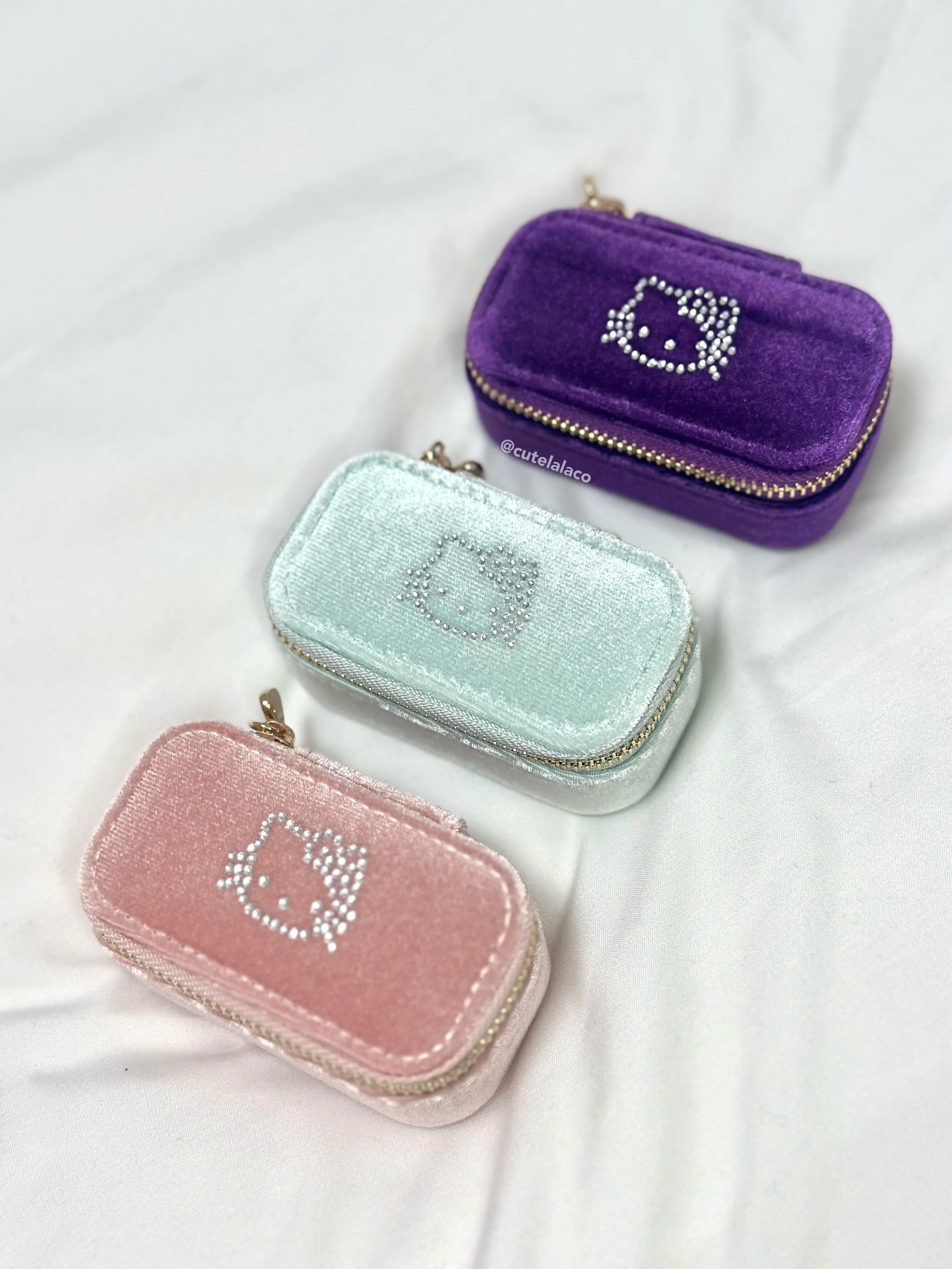 HK Premium Velvet Travel Jewelry Storage Box | Cute & Elegant Velvet Jewelry Case with Detachable Divider | Compact & Waterproof Travel Organizer 03250107