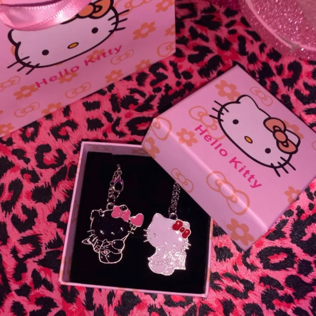 2Pcs HKDemons and Angels Pendant Necklaces as BFFs Necklace Couples Jewelry Accessories Gifts