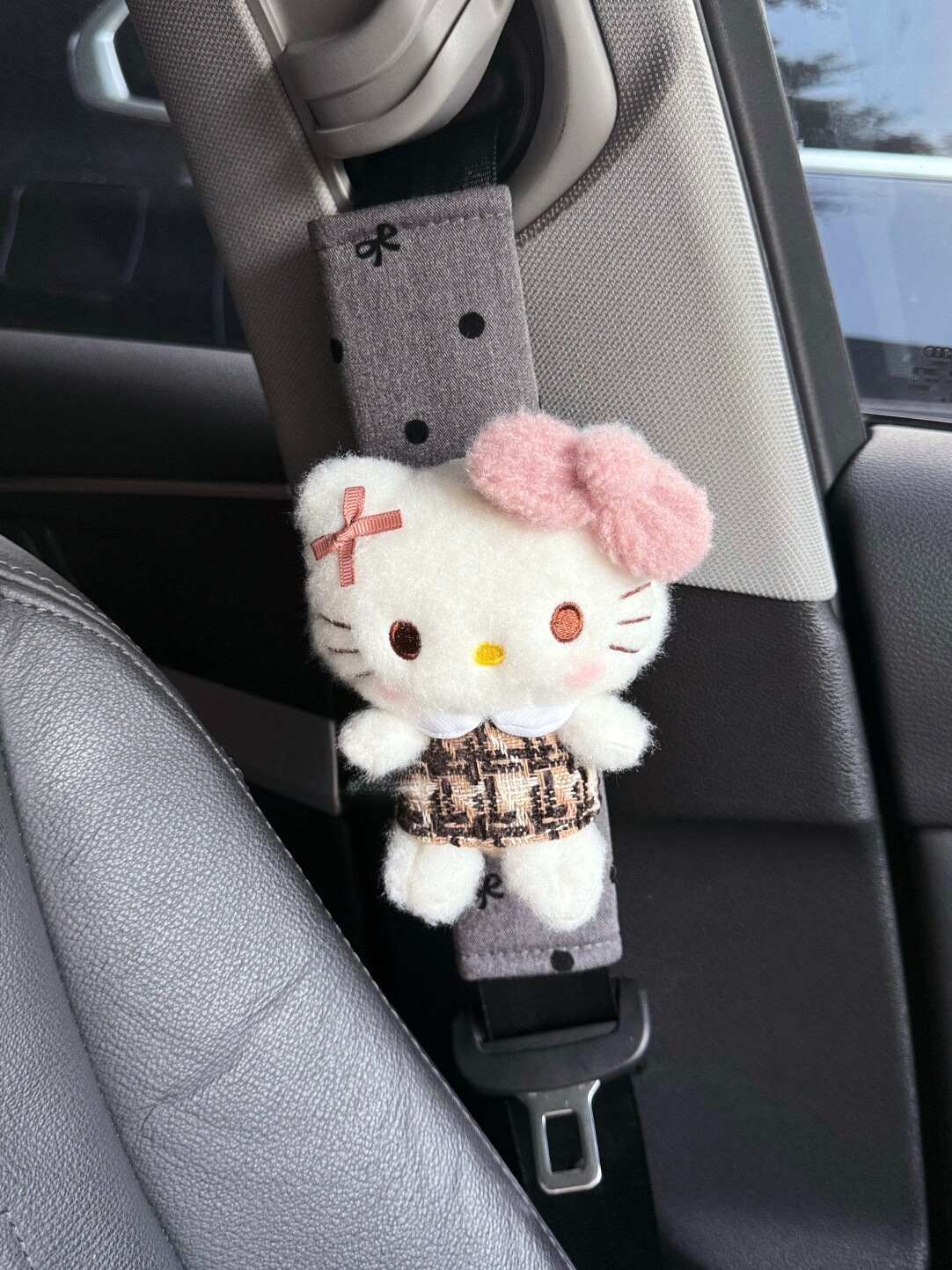 HK Plush Seat Belt Shoulder Pad, Cute Cartoon KT Plush Protector, Anti-Chafe Safety Strap Cover for Car 01251009