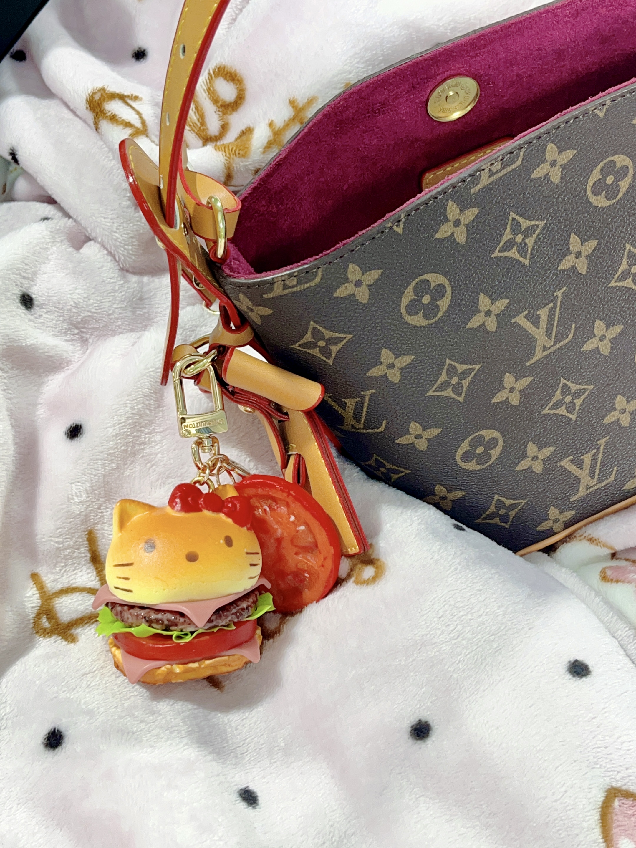 HK Mini Designer-Inspired Cartoon Cat Burger Bag Charm with Tomato Slice Pendant Use 01260720