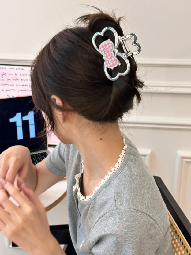 HK Double-Sided Silver Bow Claw Clip – Elegant Hair Claw for Ponytail, Bun & Half-Up Styles 01250604