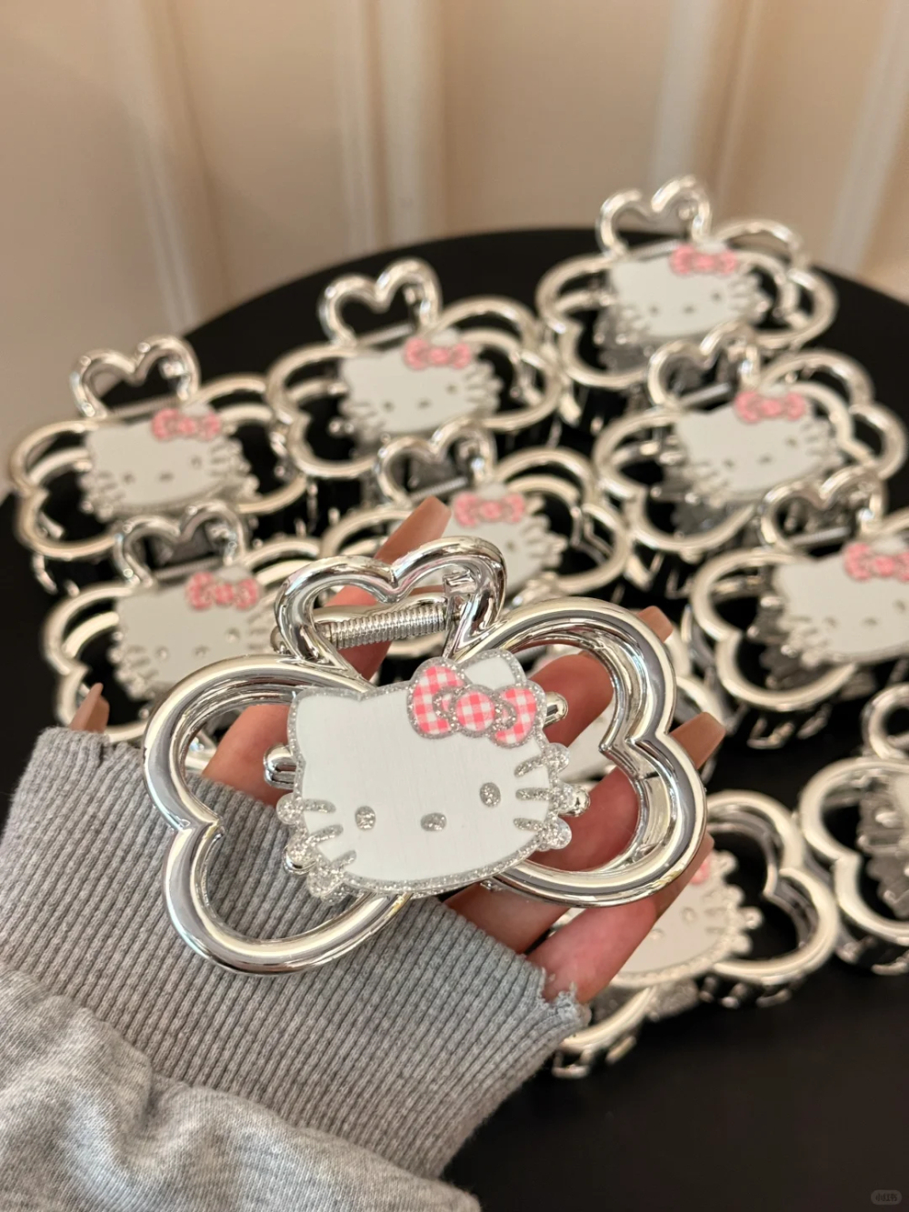 HK Double-Sided Silver Bow Claw Clip – Elegant Hair Claw for Ponytail, Bun & Half-Up Styles 01250604