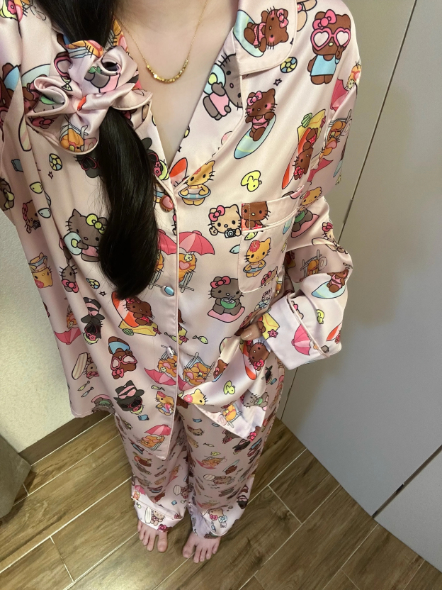 HK Satin Pajama Set for Women, Hello Kitty Silk Sleepwear with Matching Scrunchie, Cute Vacation Loungewear S–L 01250906