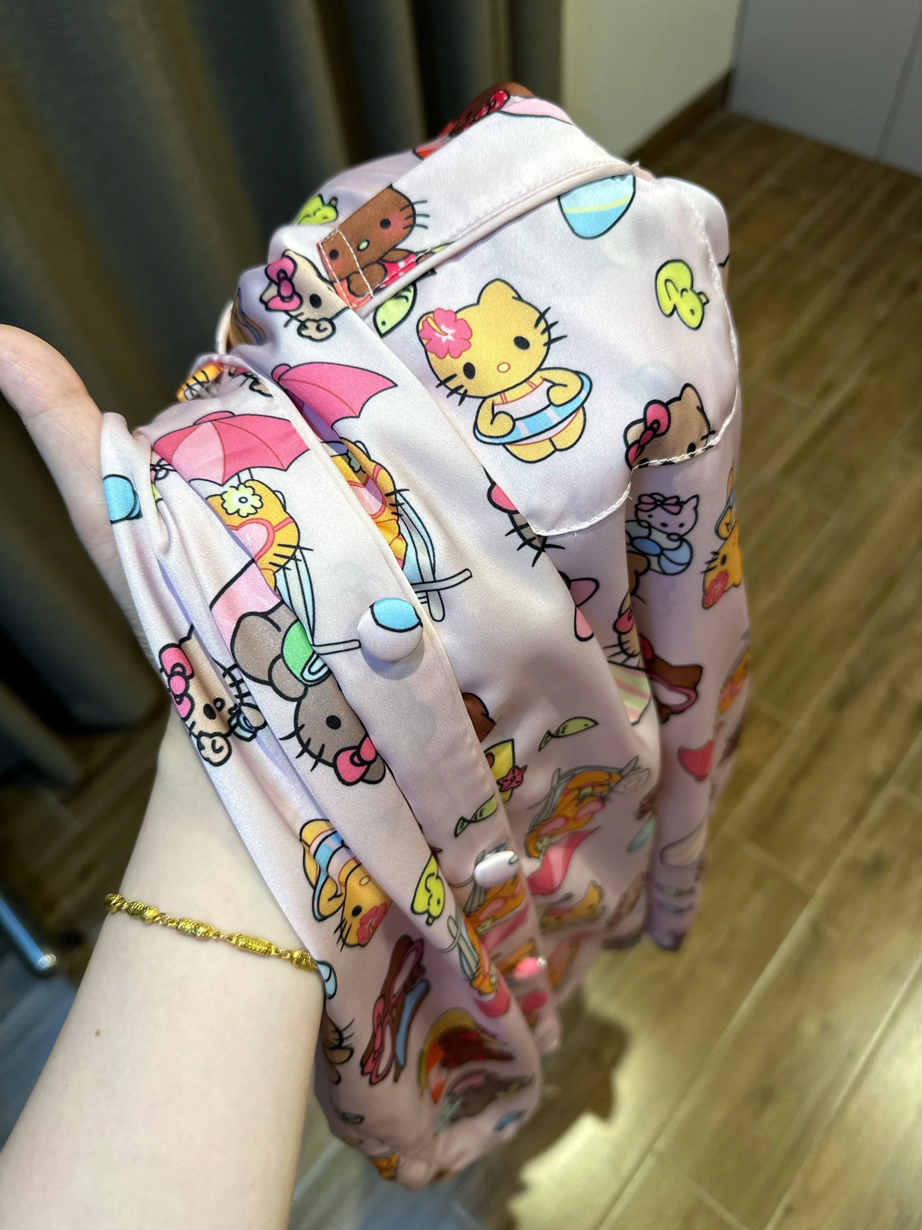 HK Satin Pajama Set for Women, Hello Kitty Silk Sleepwear with Matching Scrunchie, Cute Vacation Loungewear S–L 01250906