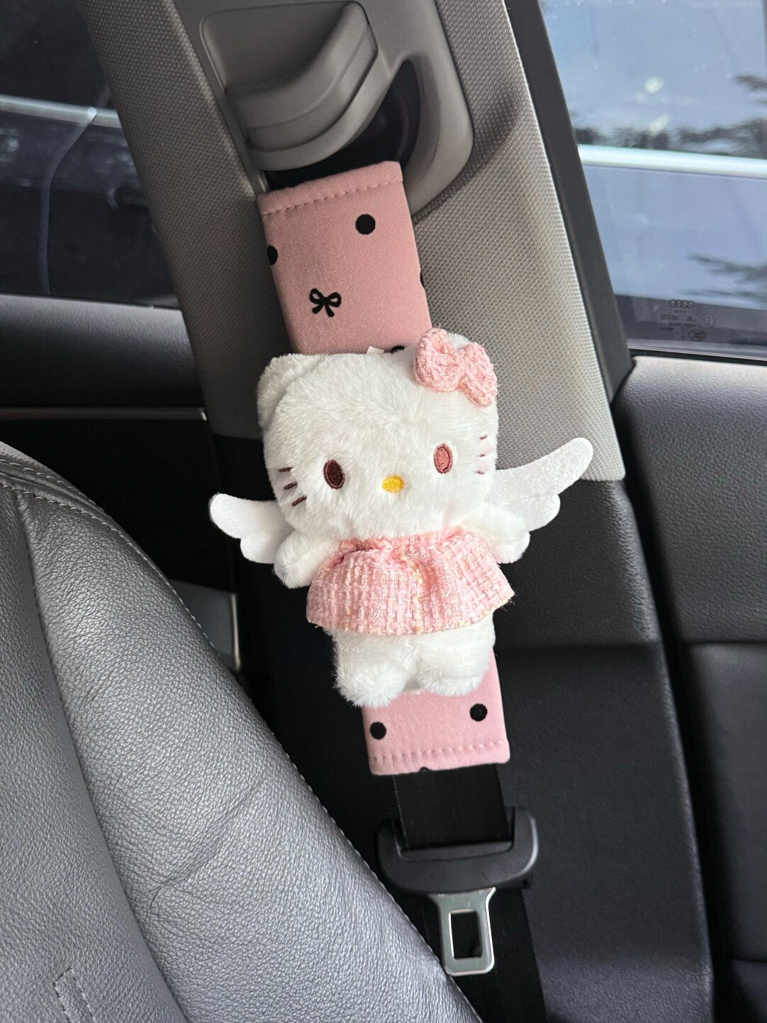 HK Plush Seat Belt Shoulder Pad, Cute Cartoon KT Plush Protector, Anti-Chafe Safety Strap Cover for Car 01251009