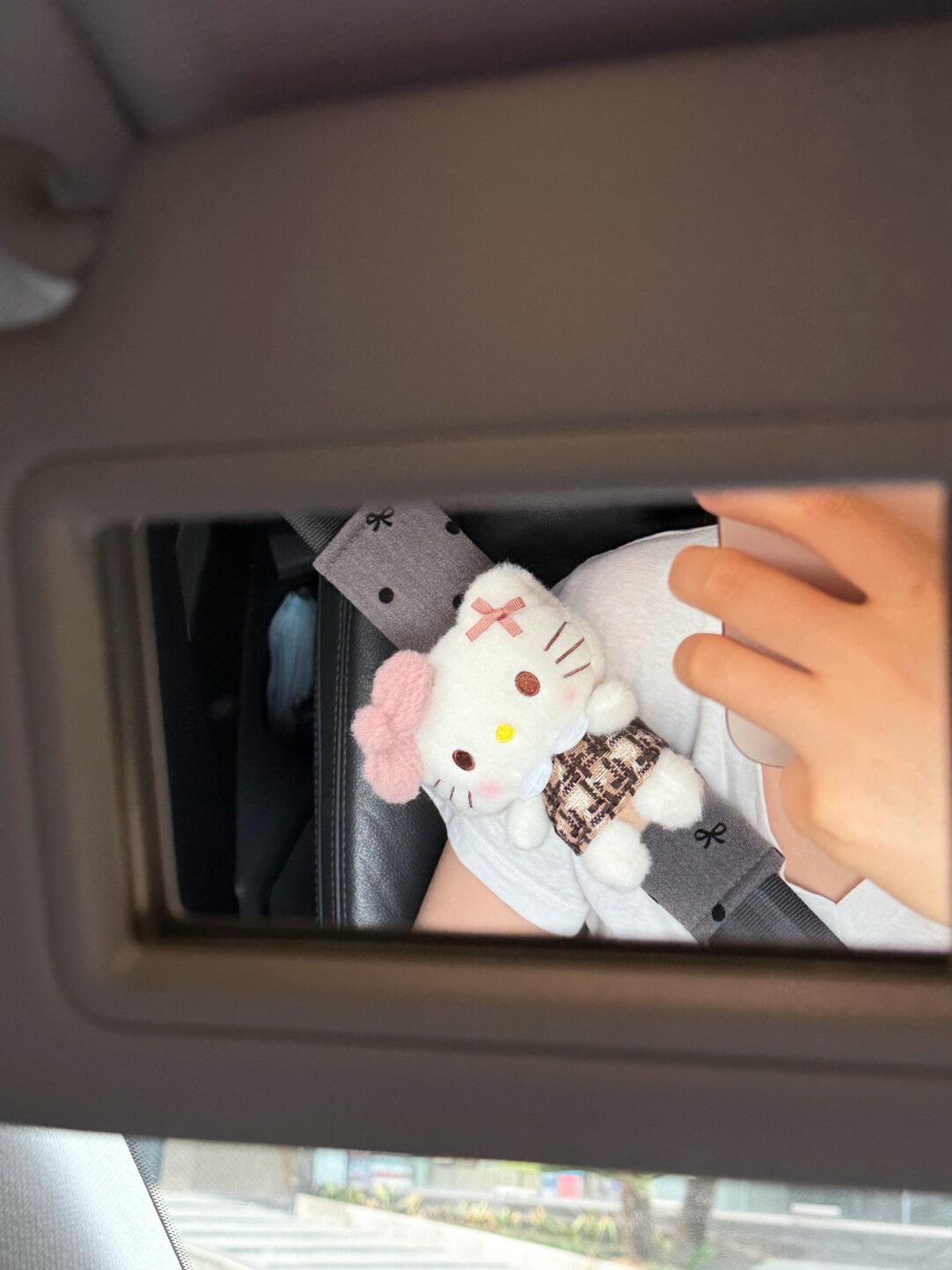 HK Plush Seat Belt Shoulder Pad, Cute Cartoon KT Plush Protector, Anti-Chafe Safety Strap Cover for Car 01251009