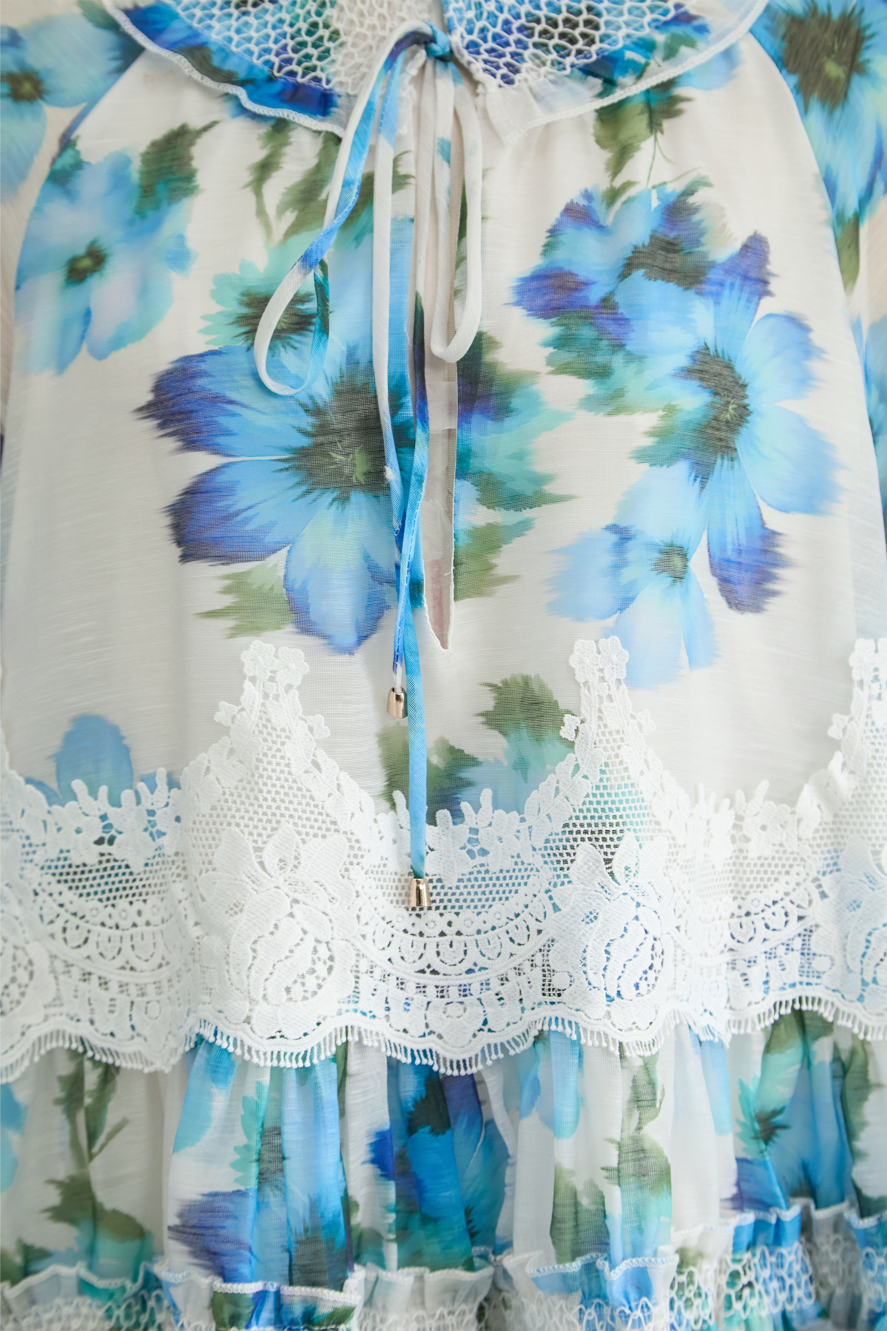 Exceptionally Pristine Blue Floral Print Lace Trim Mini Dress