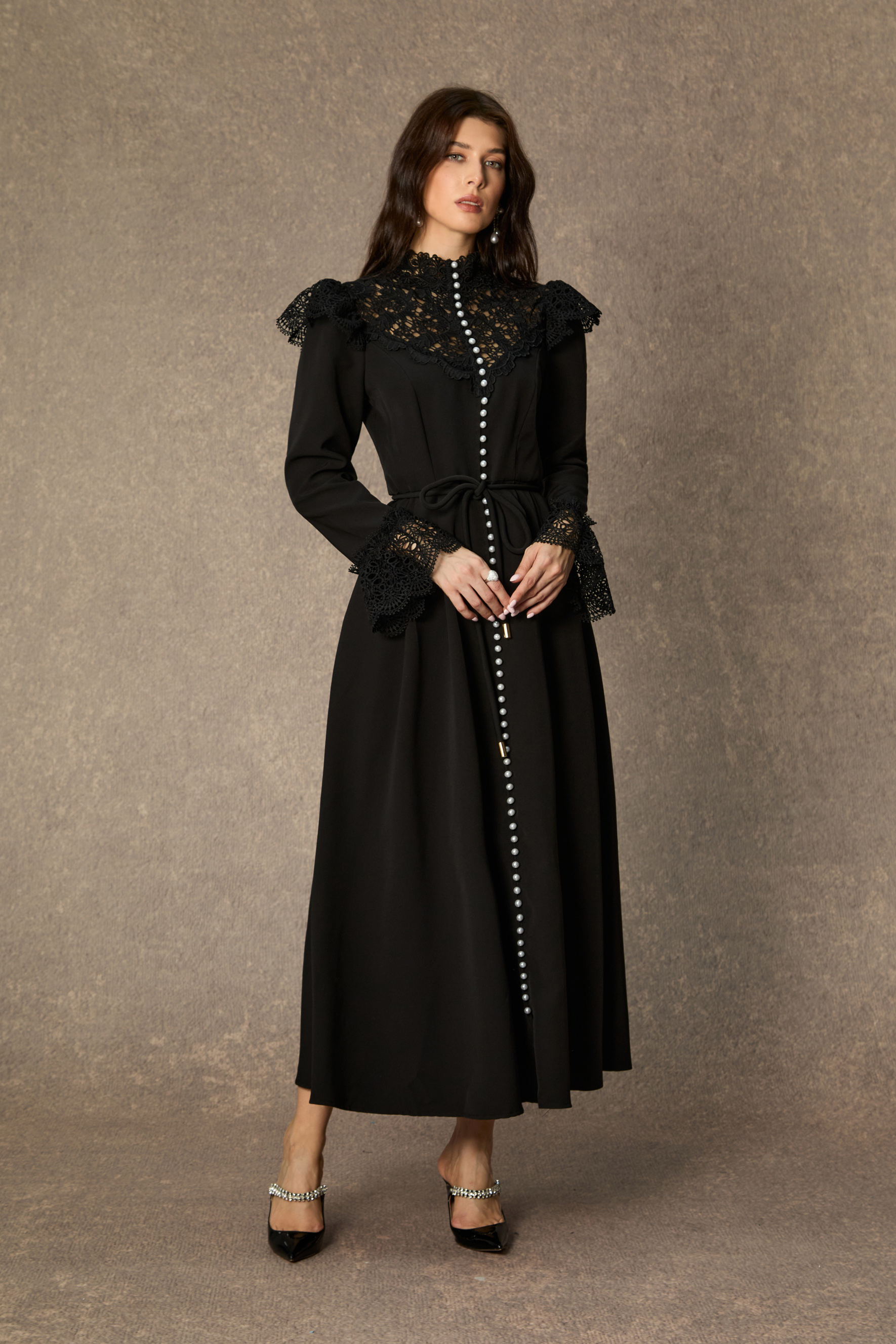 Robe maxi à manches longues en dentelle noire Timeless Grace