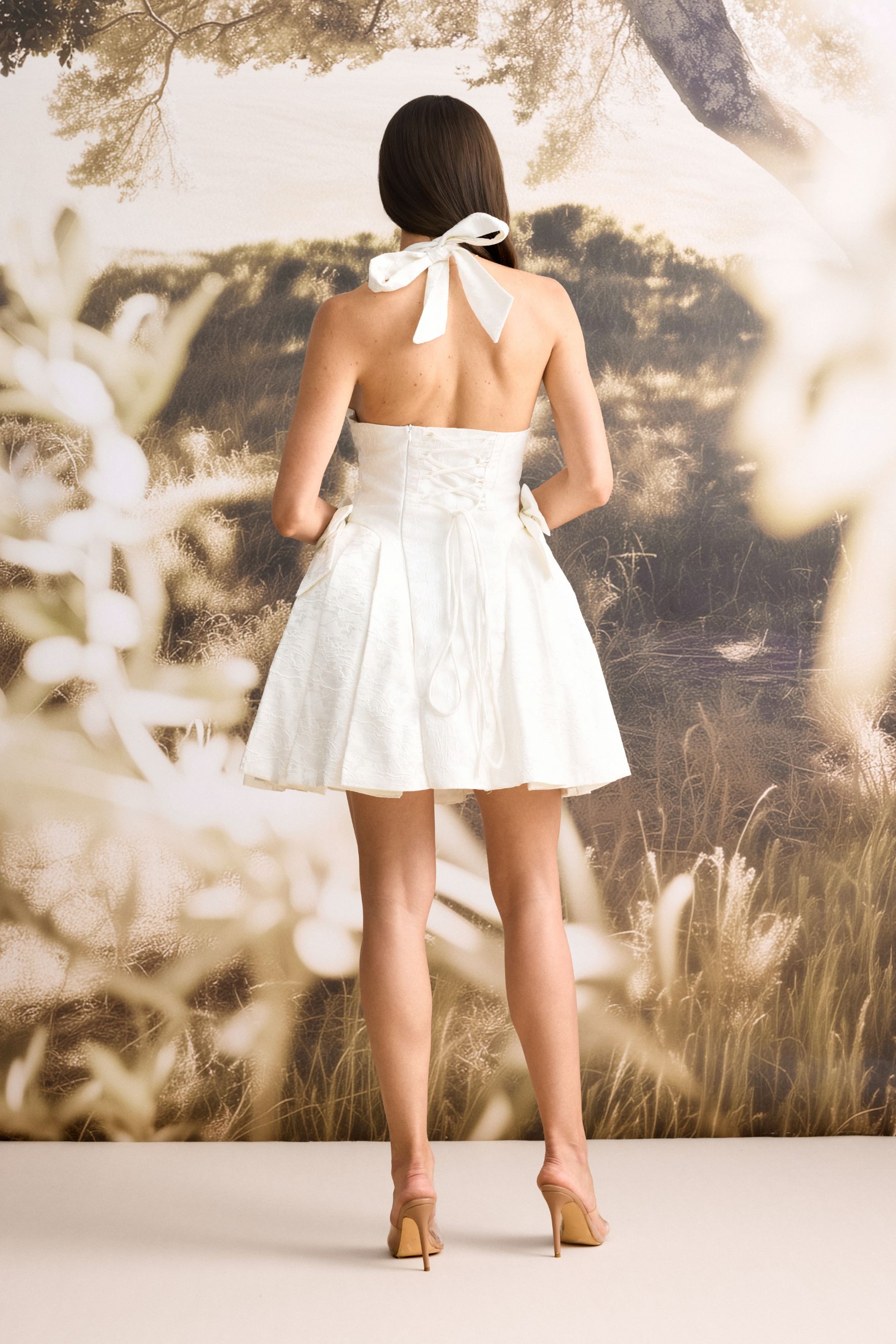 Vestido curto Emily com decote halter e detalhe de laço