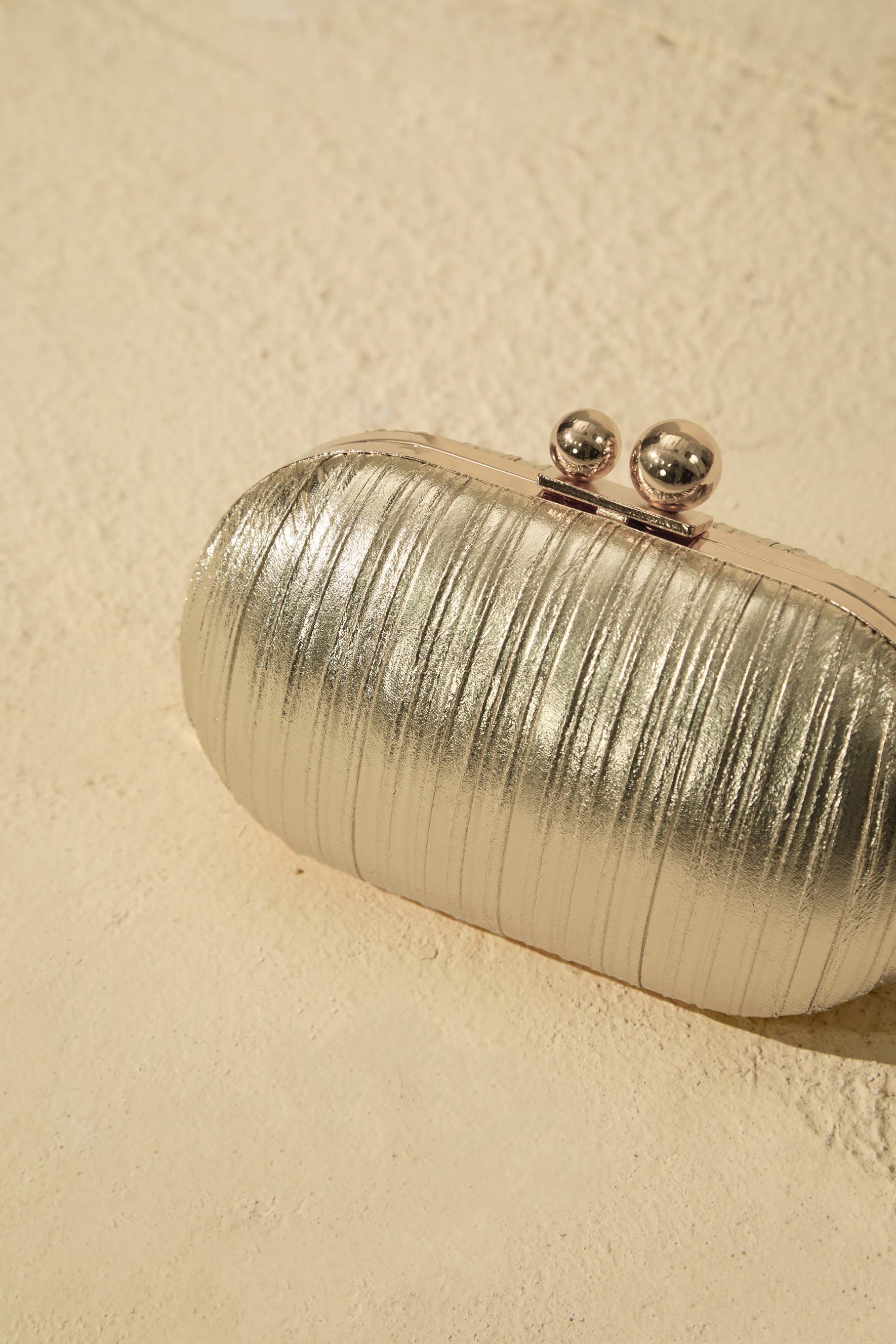 Pleated Texture Ball Clasp Clutch