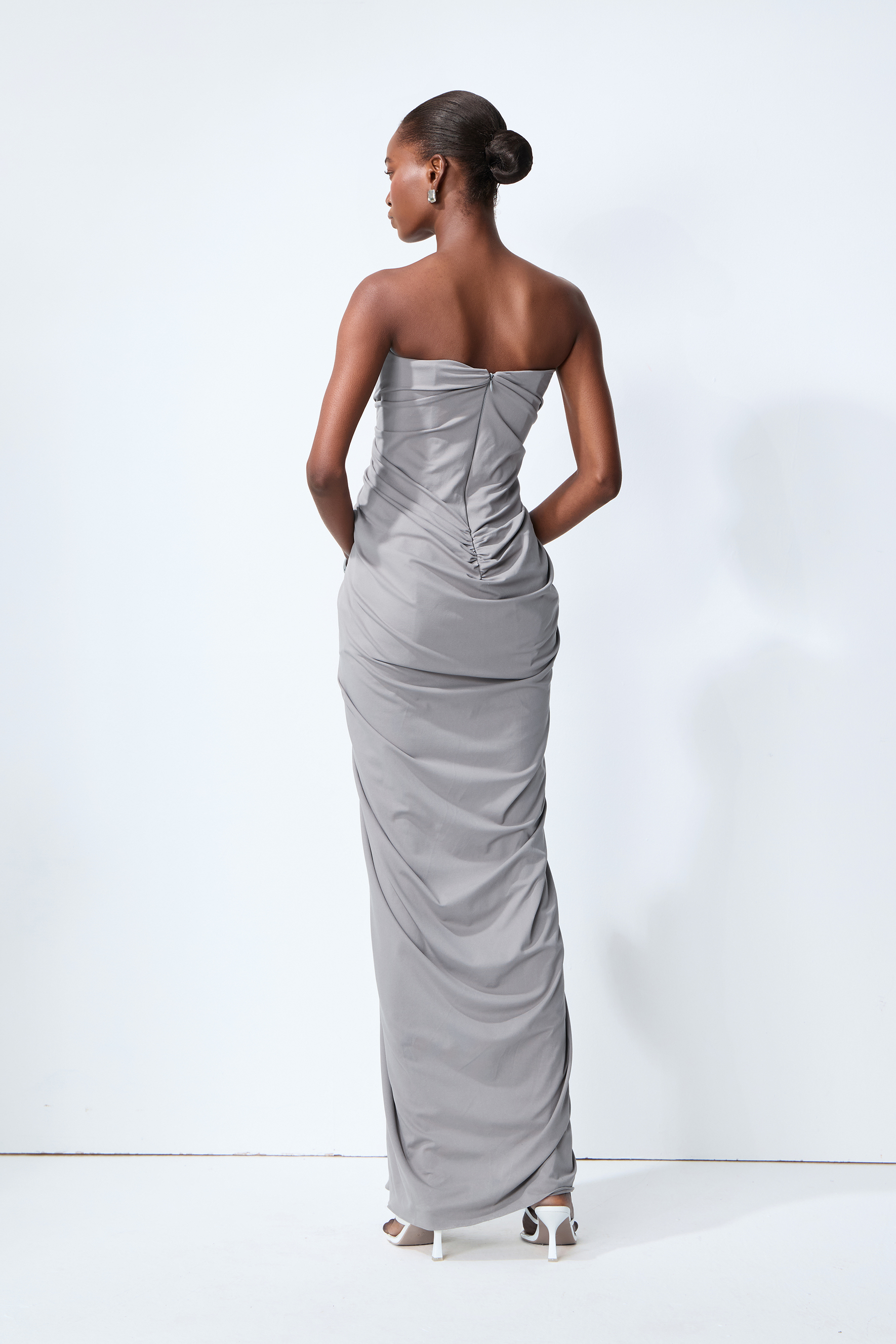 Poised Beauty Pilkas Bepečių Raukšlėtas Priekinis Maxi Suknelė